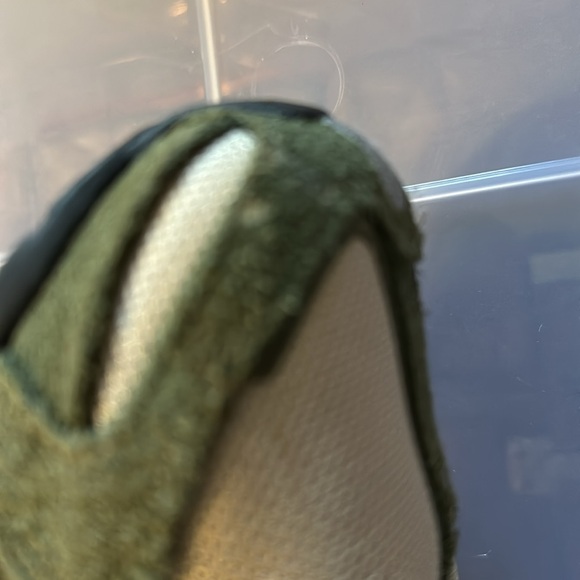 NIKE SHOX GENTLY USED! Size 8.5M.  Colors olive green. - Picture 5 of 8